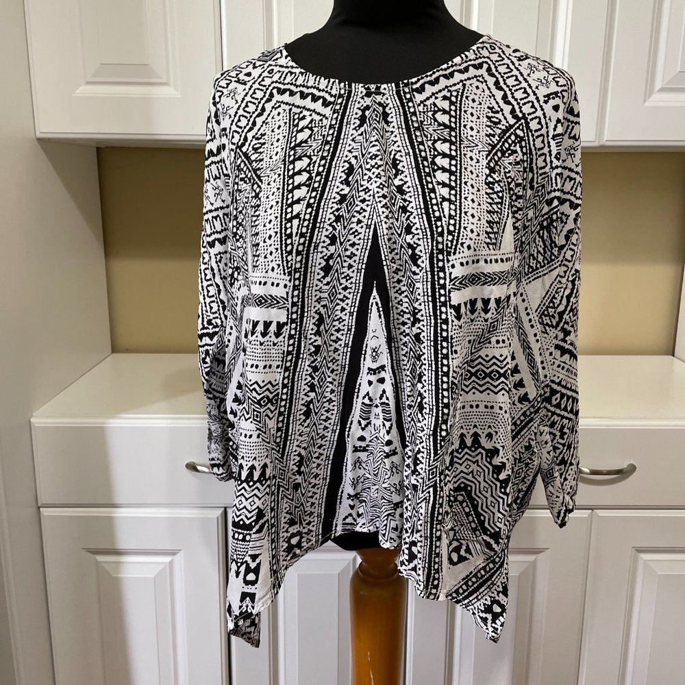 Love Kyla Black & White Geometric 3/4 Sleeve Blouse M Handkerchief High Low Hem